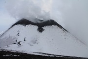 Der mit Schnee überzogene Südostkrater
