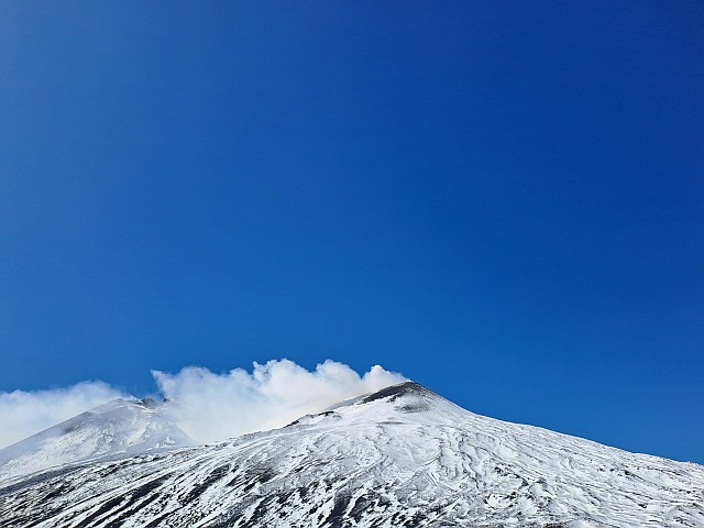 Dampfender Nordostkrater