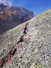 Von der Bresche kommende Fraktur durchzieht den Krater