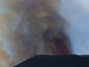 Eruptive Aktivität steigert sich rapide in Freisetzung von Lavafontänen