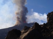 Eine mehrere Kilometer hohe Eruptionssäule bildet sich