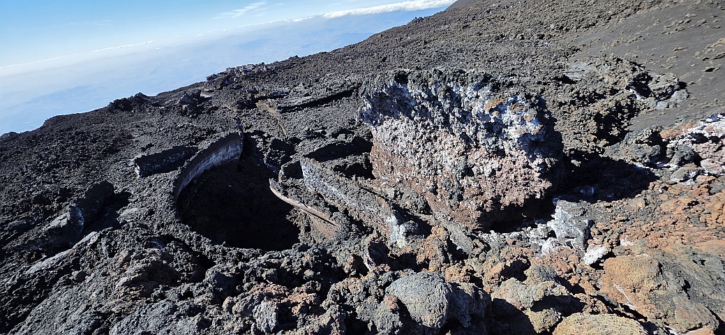 Blick über einen Lavakanal hinweg nach Westen