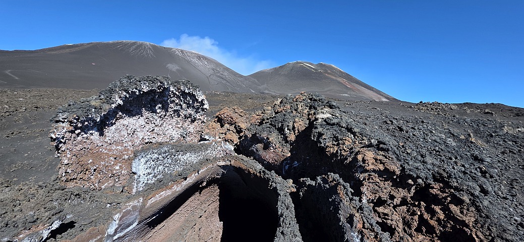 Komplexes Lavafeld aus Tunneln, Kanälen, Skylights und temporären Schloten