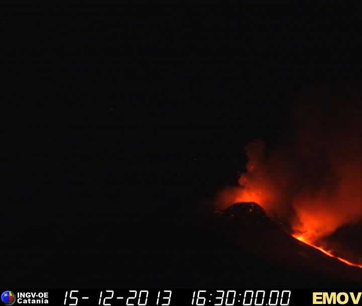 Andauernde Lavaemission innerhalb der Bresche des Neuen Südostkraters und strombolianische Explosionen