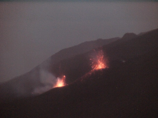 Strombolianische Aktivität an der eruptiven Spalte