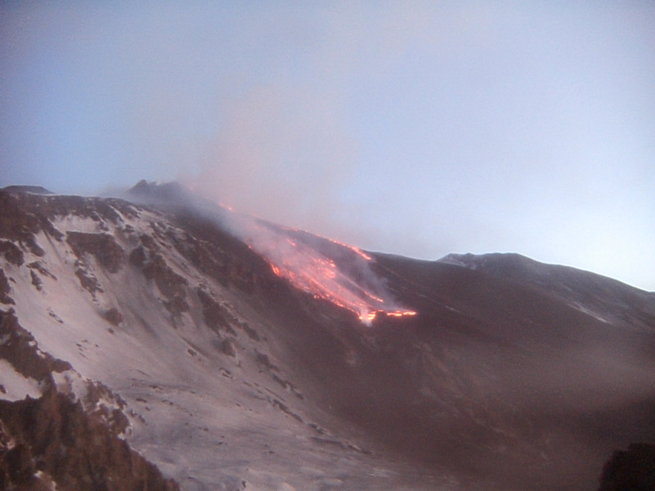 Lavastrom mit Dampf zwischen Serra Giannicola Grande und Monte Centenari