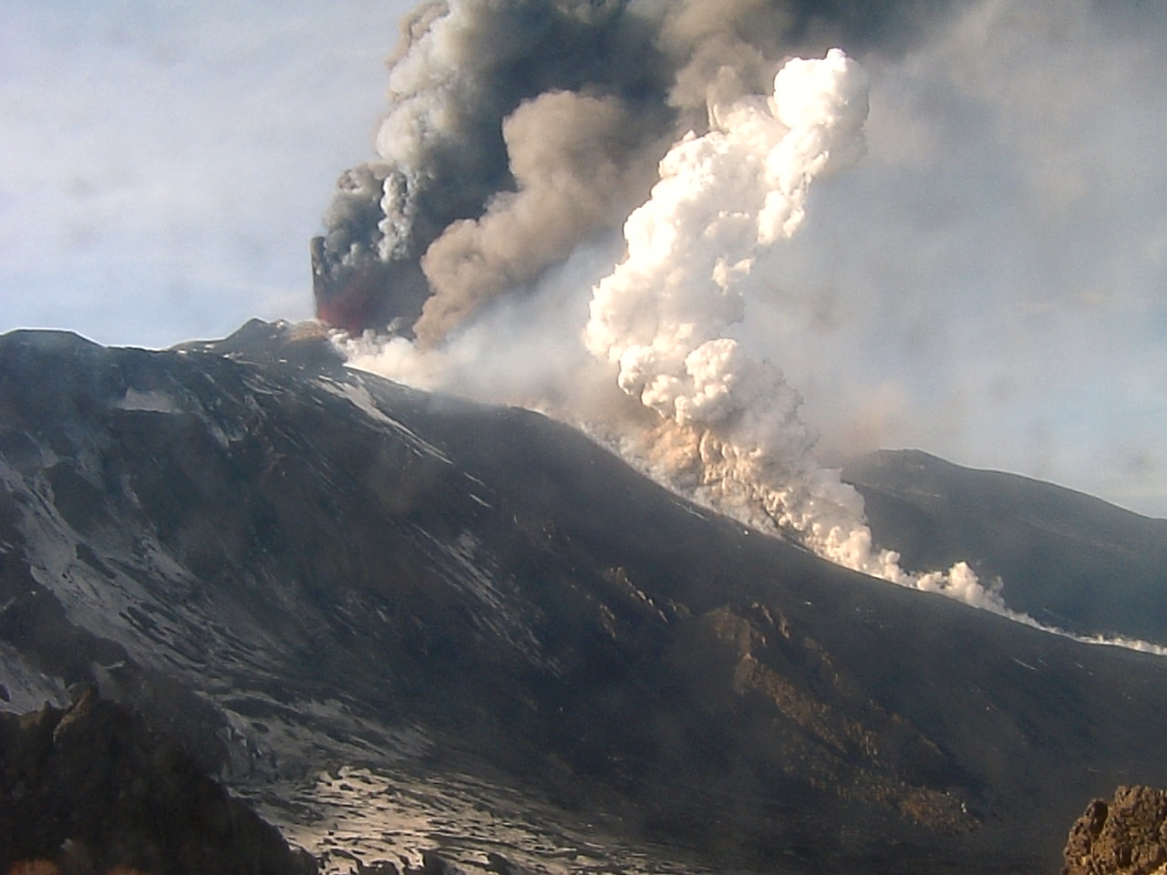 Lavastrom im Valle del Bove verursacht mächtige säulenförmige Dampfwolke