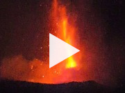 Freisetzung von Lavafontänen und großen glühenden Bomben