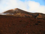 Blick nach Westen auf den Kollapskrater und den neuen Krater
