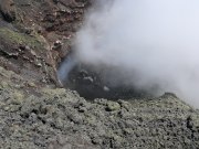 Blick hinunter in einen Krater auf 2800 m
