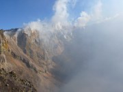 Blick entlang der Kraterwand des nordwestlichen Schlots der Bocca Nuova