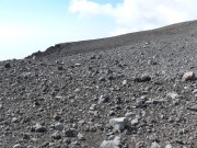 Boden rund um den Krater ist übersäht mit Gesteinsblöcken