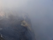 Blick vom südöstlichen Rand hinunter in den südlichen Schlot der Bocca Nuova