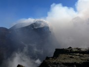 Blick vom südwestlichen Rand des nordwestlichen Schlots der Bocca Nuova nach Nordosten