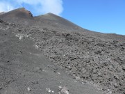 Blick entlang dem südlichen Rand des Lavafelds nach Westen auf den Kegel