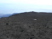 Blick von der südöstlichen Basis des Neuen Südostkraters zum Belvedere