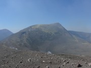 Breiter Graben im äußeren nordöstlichen Rand (linke Bildhälfte) der Voragine