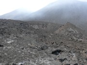 Der nördliche Strom trifft auf kleinen Krater