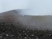 Blöcke und Schwefelablagerungen im nördlichen Abschnitt des Nordostkraters