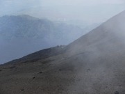 Große Blöcke an der nordöstlichen Basis des Neuen Südostkraters