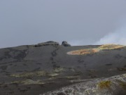 Tiefe Gräbendie trenne schmale Fragmente der Plattform ab wie Inseln