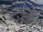 Blick hinunter auf den Kraterboden der Voragine