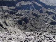 Blick hinunter auf den Kraterboden der Voragine