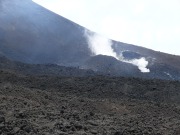 Der kleine Schlackenkegel der Eruption vom 24.12.2018 setzt anhaltend Dampf frei