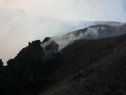 Große Felsen an der oberen inneren Kraterwand der Bocca Nuova