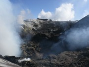 Der Kraterboden der Bocca Nuova ist mit grobem Geröll und Asche bedeckt