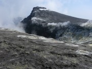 Blick über den Graben hinweg auf den südöstlichen Kraterrand des Nordostkraters