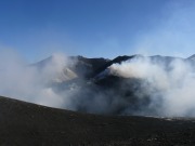 Blick vom südlichen Kraterrand der Bocca Nuova nach Norden auf die Voragine