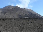 Eruptive Spalten an der unteren südlichen bzw. südwestlichen Flanke des Südostkraterkomplexes