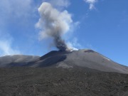 Aschesäule über dem Südostkraterkomplex zieht nach Süden