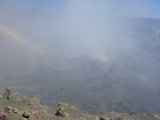 Blick vom nordwestlichen Rand der Bocca Nuova hinunter auf die beiden Öffnungen im Kraterboden