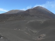 Blick über den nördlichen Krater des Monte Barbagallo hinweg auf den Südostkraterkomplex