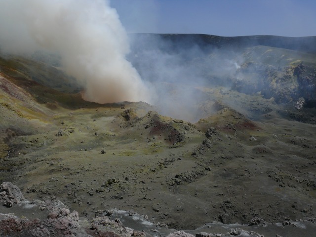 Blick vom nordwestlichen Rand der Bocca Nuova auf die beiden Schlote auf dem Kraterboden