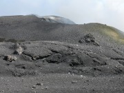 Blick von dem westlichen Rand der Voragine nach Osten auf ein Gebilde, das einem flachen Lavadom ähnelt