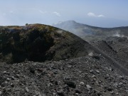 Blick vom Kraterrand des zentralen Intrakraterkegels nach Westen