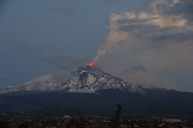 Eruptive Aktivität des NSEC am Morgen des 30.12.2013 von Mascalucia aus