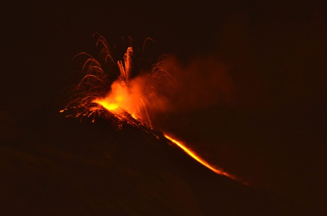Eruptive Aktivität des NSEC am späten Abend des 29.12.2013 von Catania aus