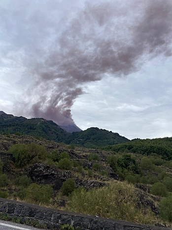 Ascheemissinen aus Nordostkrater produzieren Wolkenmuster