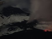 Der obere Teil des Lavafelds und die eruptive Spalte bei längerer Belichtungszeit