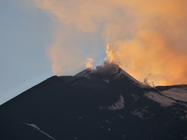Emission von Gas aus altem Südostkrater