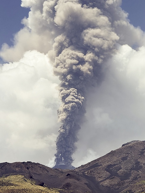 Eruptionss&auml;ule &uuml;ber der Voragine von Ost-/Nordost aus