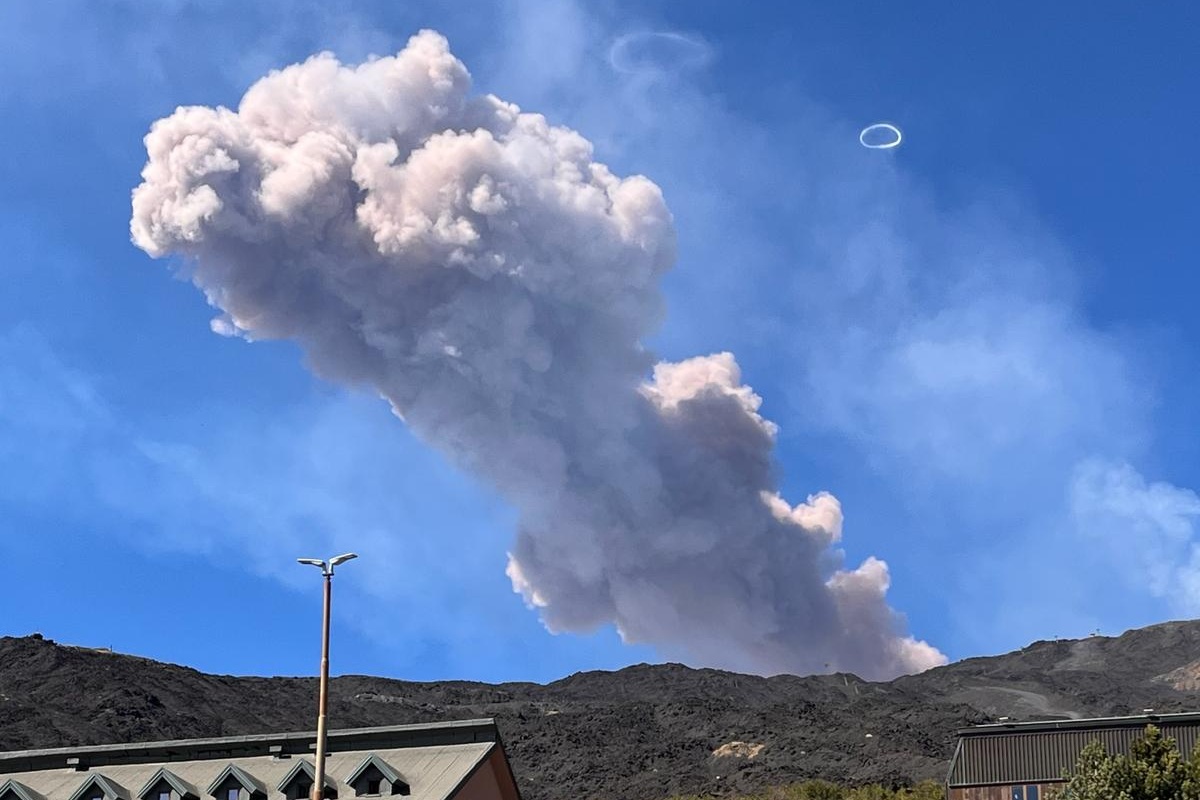 Aschewolke aus der Bocca Nuova vom Rifugio Sapienza aus