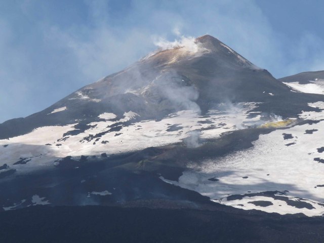 Die eruptive Spalte von der Serra delle Concazze aus