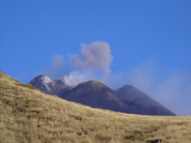 Aschewolke aus der Bocca Nuova über dem Gipfelbereich