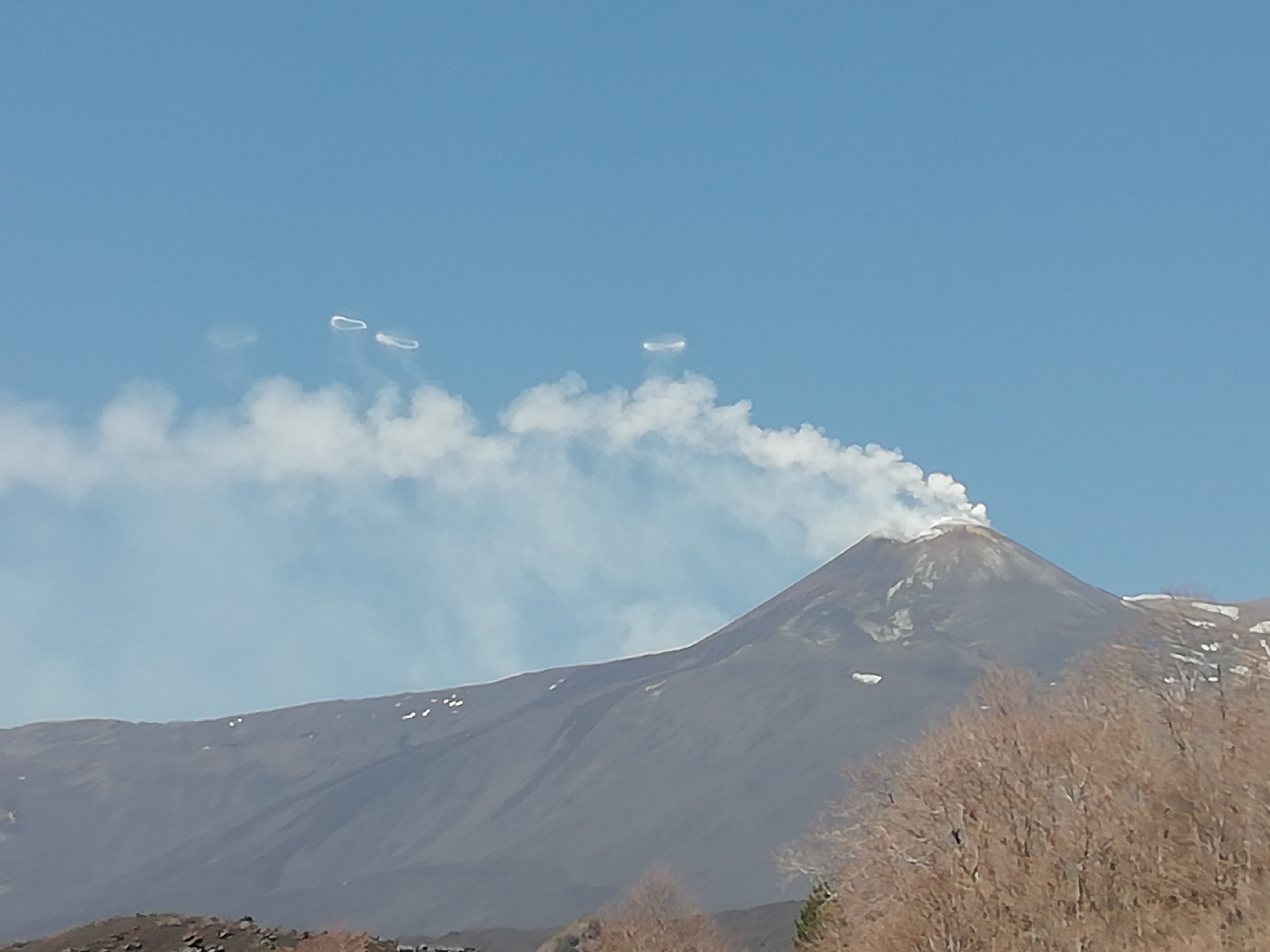 Neuer Südostkrater von Ost/Nordost mit Gasringen