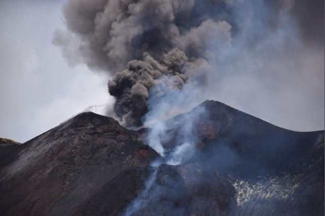 Emission von Asche und Lavastrom aus den Kratern des Sattelschlots